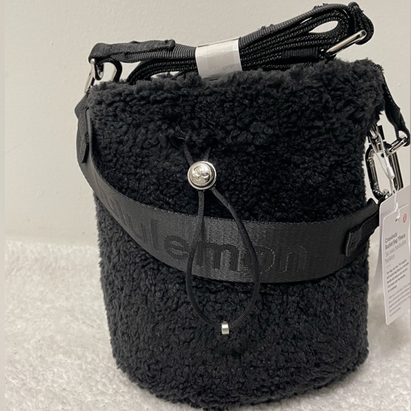 Lululemon Fleece Bucket Bag Crossbody - Picture 6 of 9